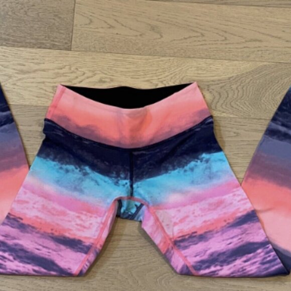 RARE Lululemon Beach scape crops in perfect condition - Picture 7 of 7